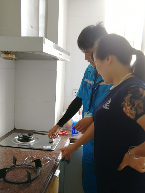 工作人員正對居民進(jìn)行使用方法講解_副本.jpg 工作人員正對居民進(jìn)行使用方法講解_副本.jpg