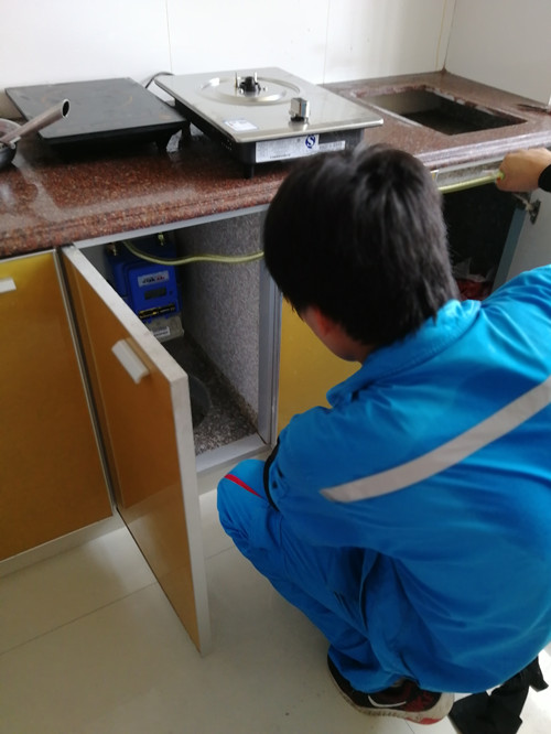 工作人員正在通氣點火服務(wù)_副本.jpg 工作人員正在通氣點火服務(wù)_副本.jpg